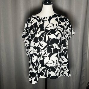 Perfect Black and White Short Sleeve top NWT
